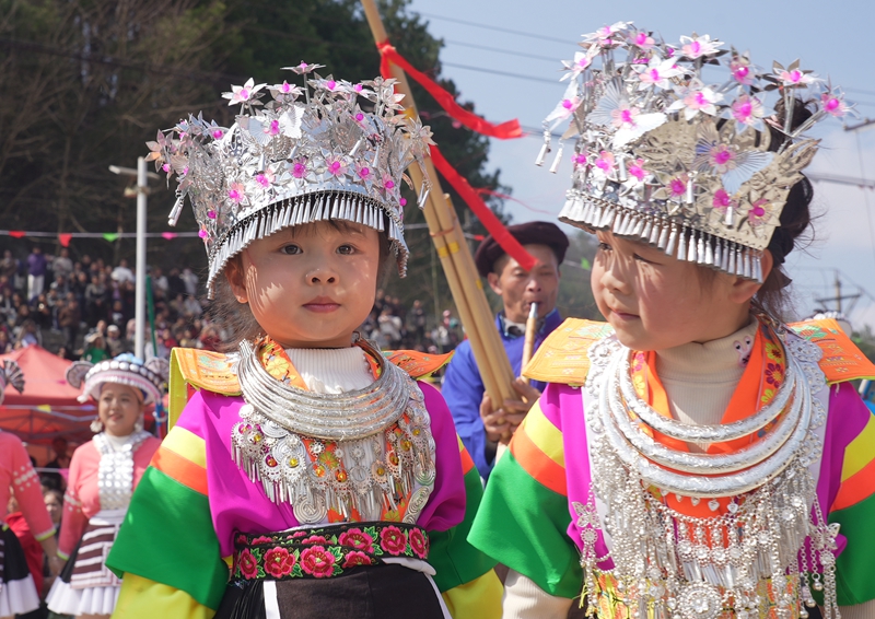 苗族小女孩着盛装跳舞。