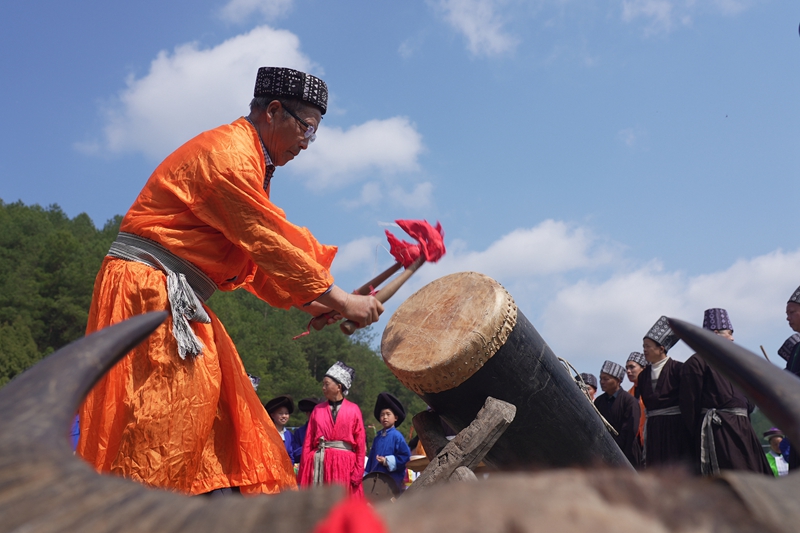 苗族群众打起锣鼓。