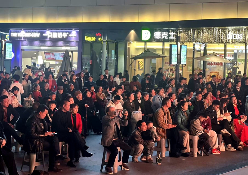 活动现场,群众观看表演。任思宇 摄