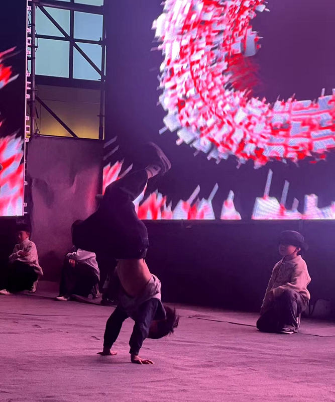 活动现场,少儿街舞表演。任思宇 摄