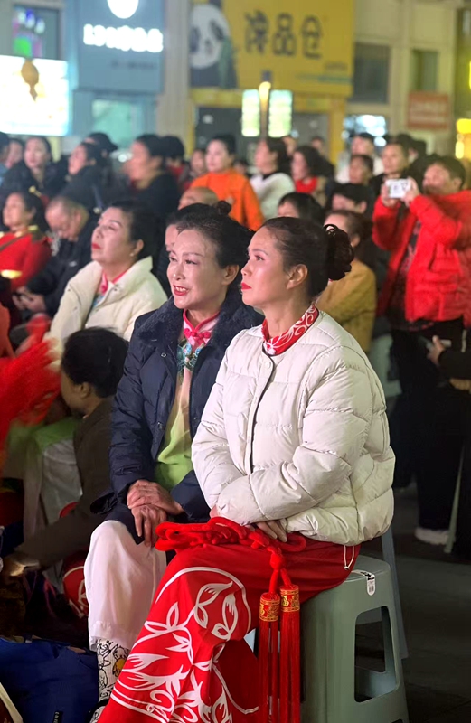 活动现场,群众观看表演。任思宇 摄 (3)