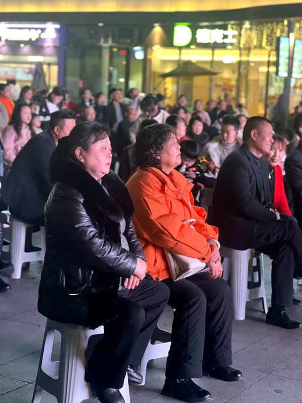 活动现场,群众观看表演。任思宇 摄 (2)