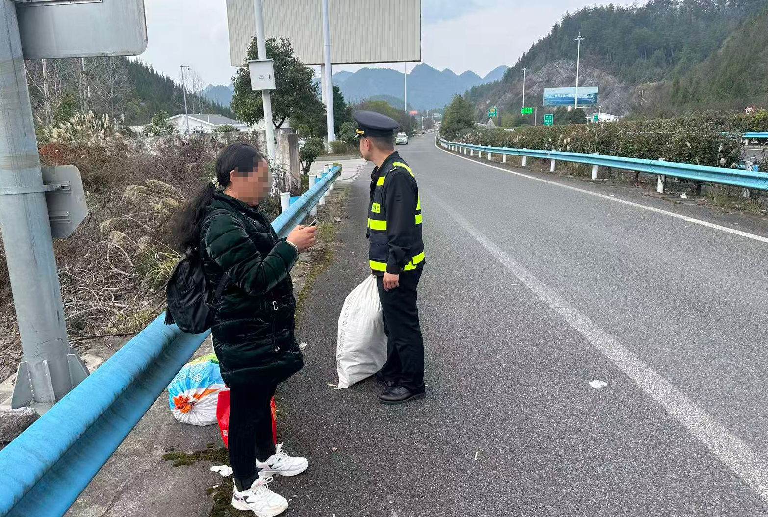 1 應急車道發現等車的行人