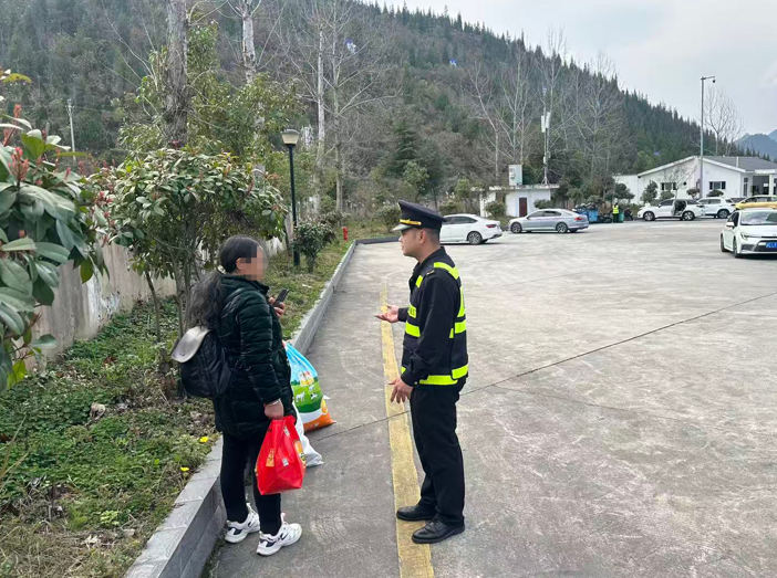 轉移到停車區安全區域對行人安全警示教育。