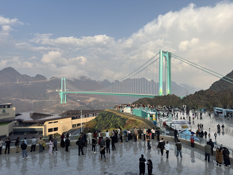 春節期間眾多游客前往花江峽谷大橋打卡。黃飛鴻 攝
