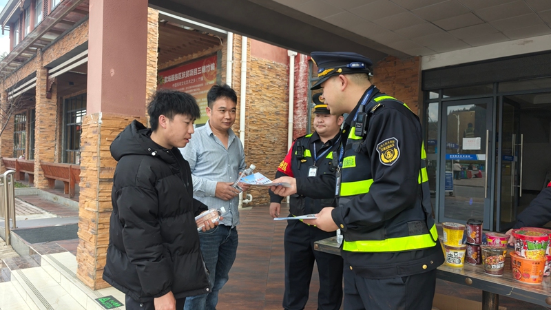 1 图为交通执法人员在款场服务区开展“情满旅途”志愿服务活动。