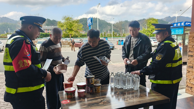 3 图为交通执法人员在款场服务区开展“情满旅途”志愿服务活动。