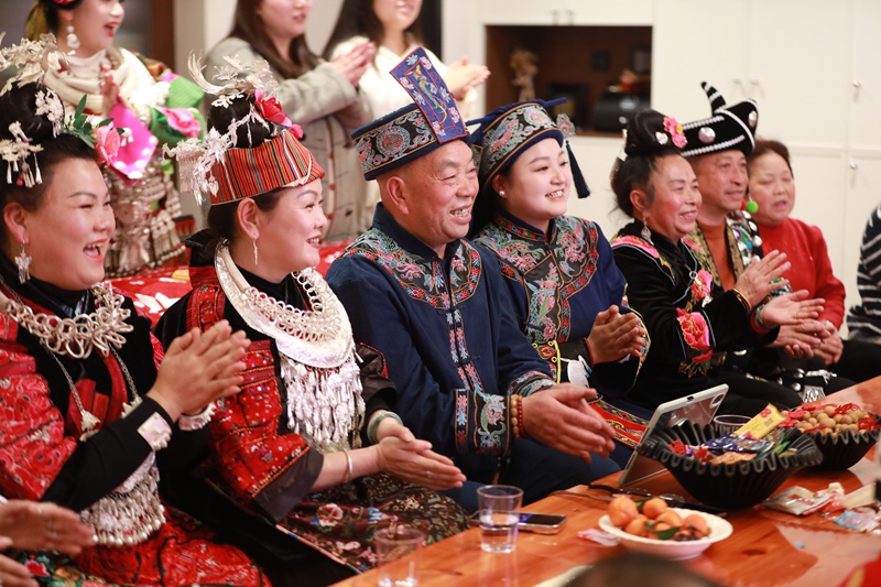 屏幕之外，参演孩子的亲人们围坐一堂 (2)