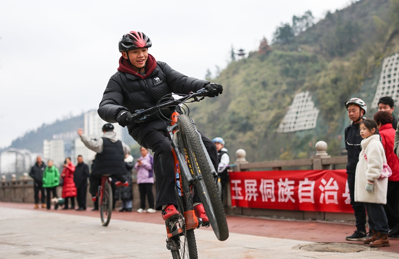 2月17日，在貴州省銅仁市玉屏侗族自治縣城區，騎行愛好者在表演車技。