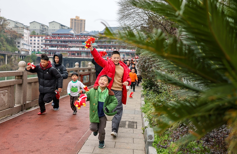 2月17日，在貴州省銅仁市玉屏侗族自治縣城區，市民在進行跑步比賽。