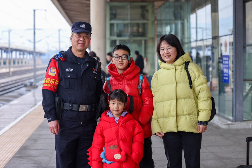 旅客與鐵路公安民警在站台上合影。