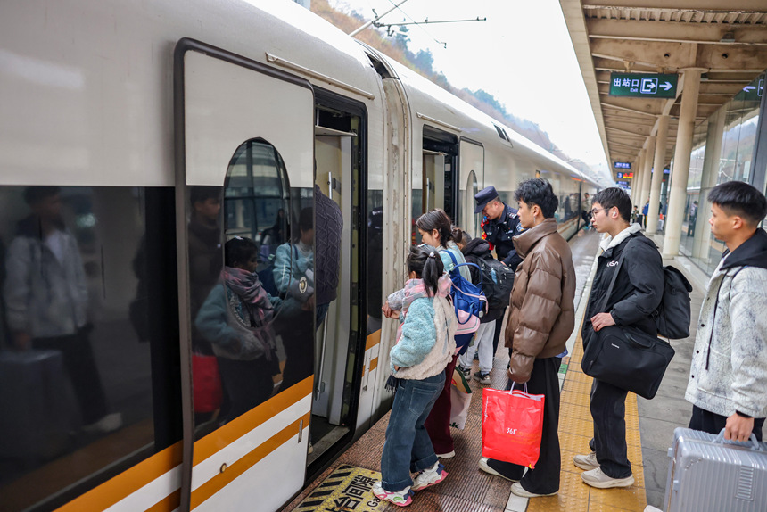 鐵路公安民警在幫助旅客搬運行李。