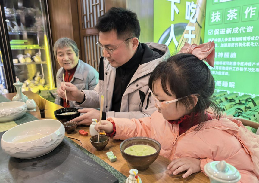 古街新韻年味足 非遺茶香醉新春。