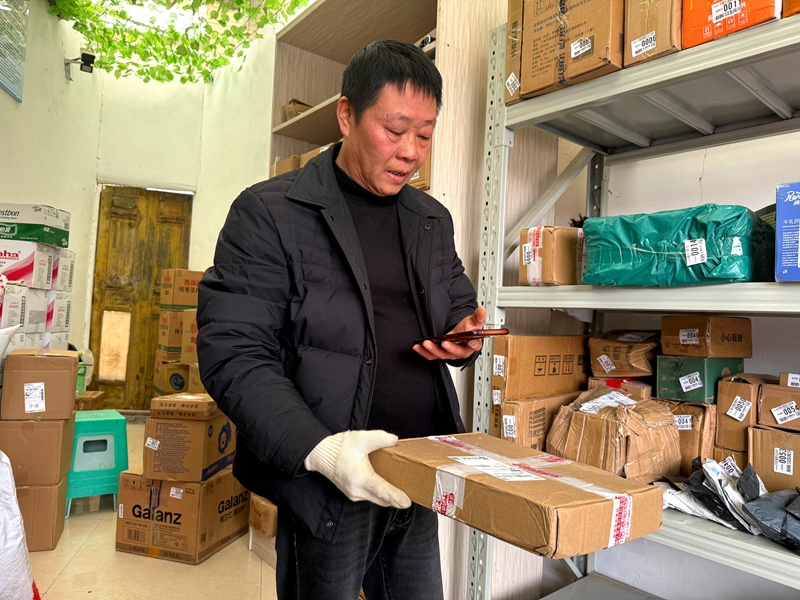 3、大壩鎮紅陽村交郵融合末端服務點 ，負責人掃碼入庫。