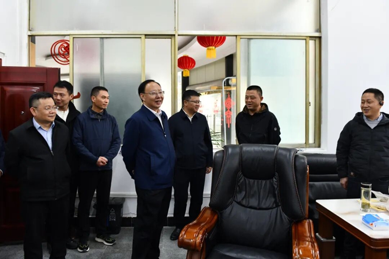 慰问厅机关服务中心干部职工。