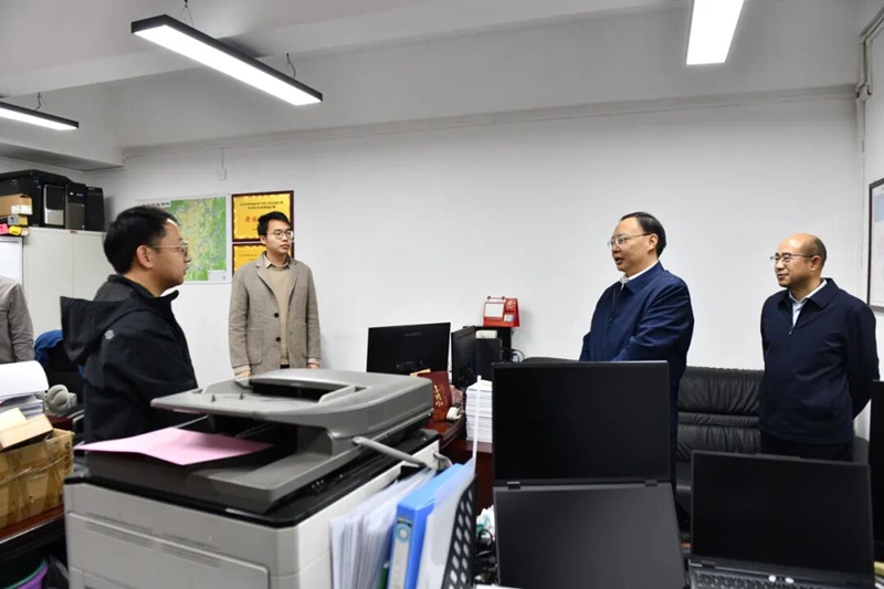 慰问厅水资处干部职工。