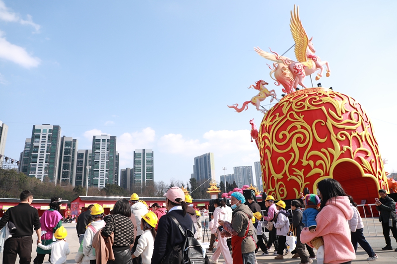 “八骏呈祥”灯组。.jpg
