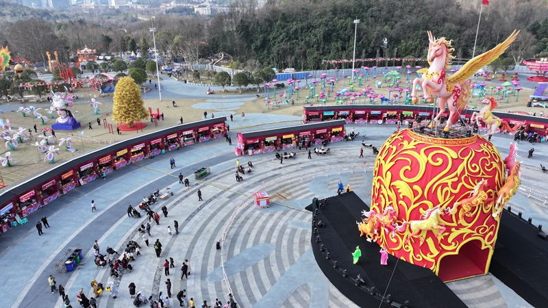 “八骏呈祥”灯组。.jpg