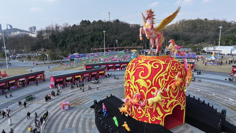 “八骏呈祥”灯组。.jpg