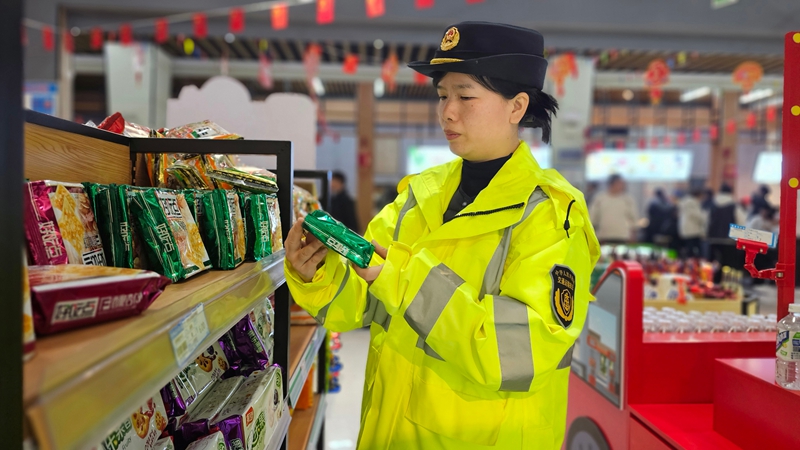 2 图为2026年2月24日颜婷婷在S36玉盘高速施秉服务区检查食品安全