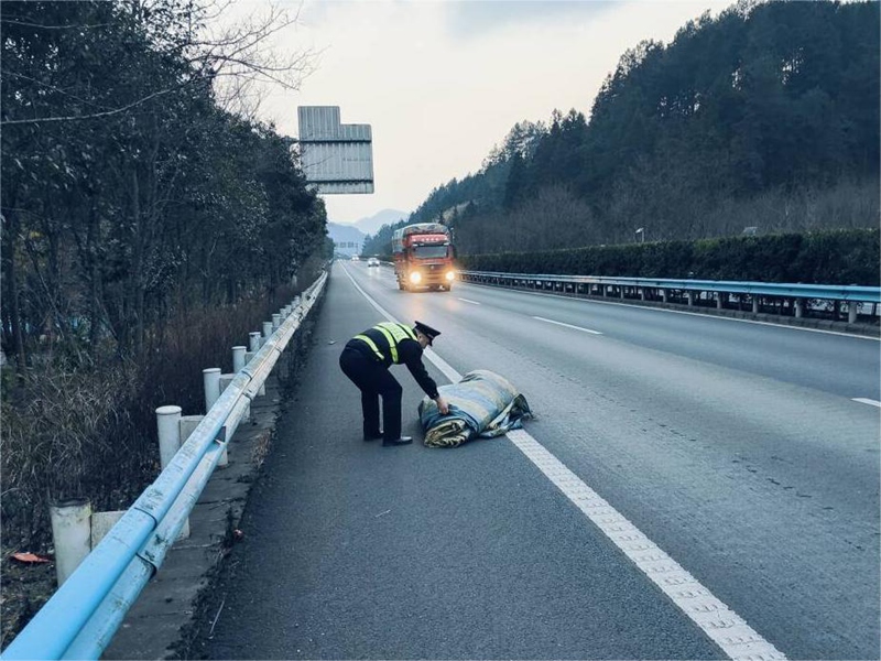 1、龙潜弯腰清障护归途。洪家俊杰 摄