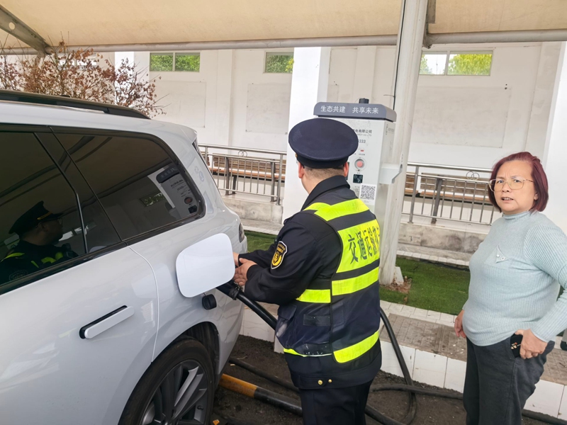 2、杨福江暖心帮助驾驶员充电。杨凡 摄、