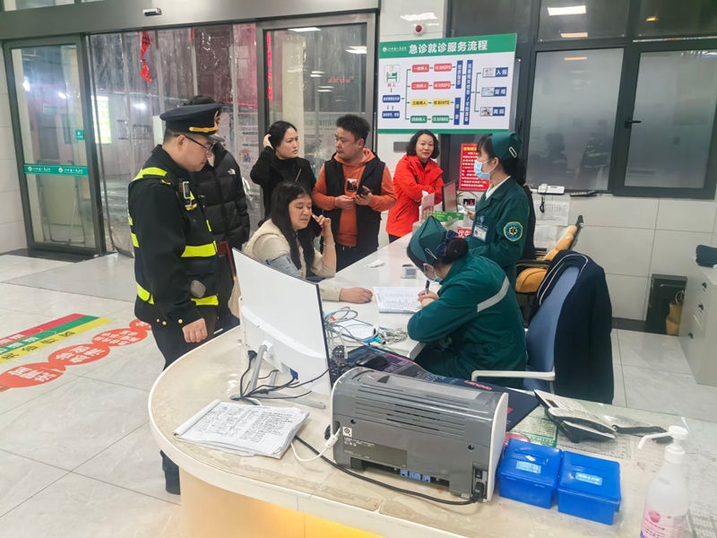 艾成福送伤员就医。杨凡摄