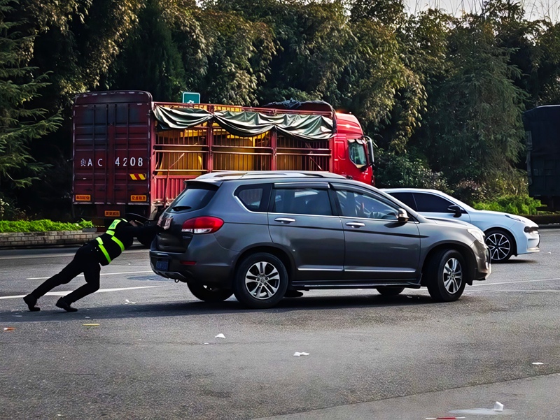 4、王坤援手推车保畅通。聂雷 摄