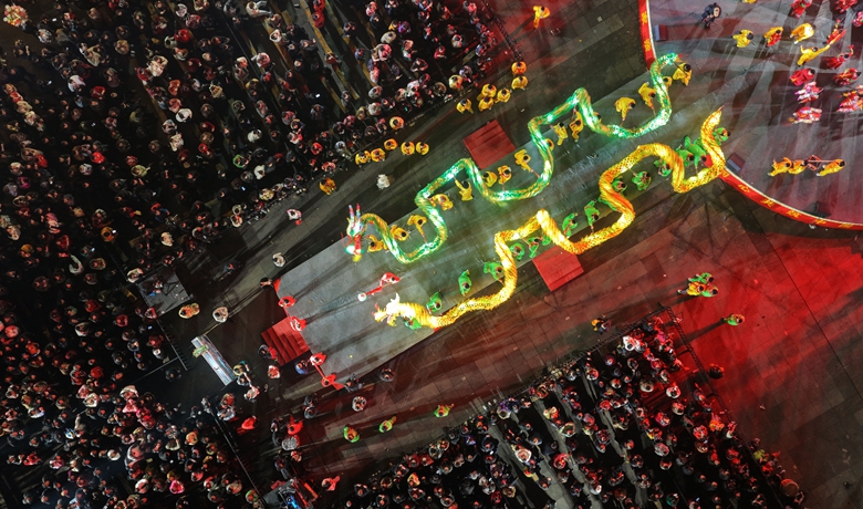 一村一台戲 鬆桃村晚燃動苗鄉新春夜