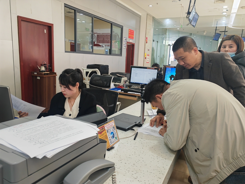 工作人员正在给市民办事。 陈昱 摄.jpg