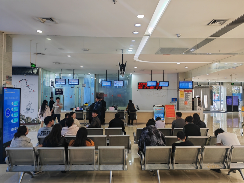 金沙县政务服务中心大厅内,市民正在等候区等待叫号。陈昱 摄.jpg