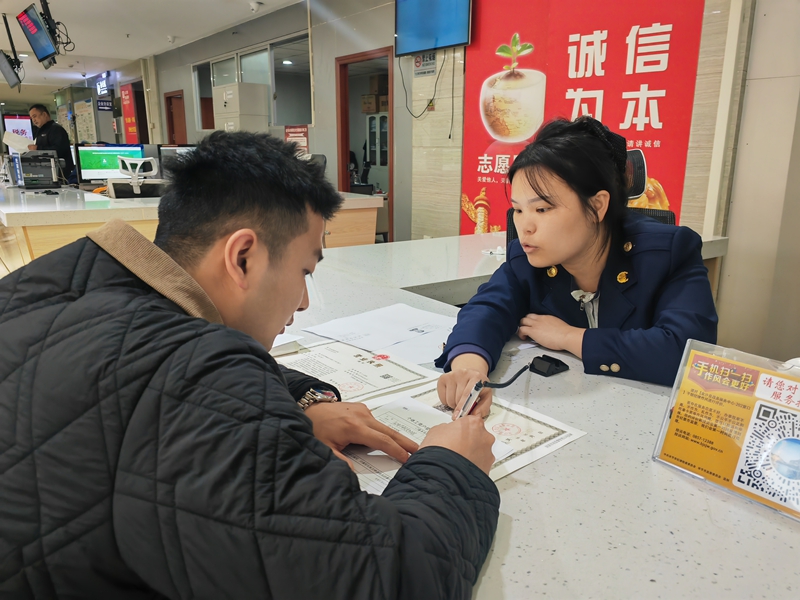 工作人员正在引导市民填写资料。 陈昱 摄.jpg