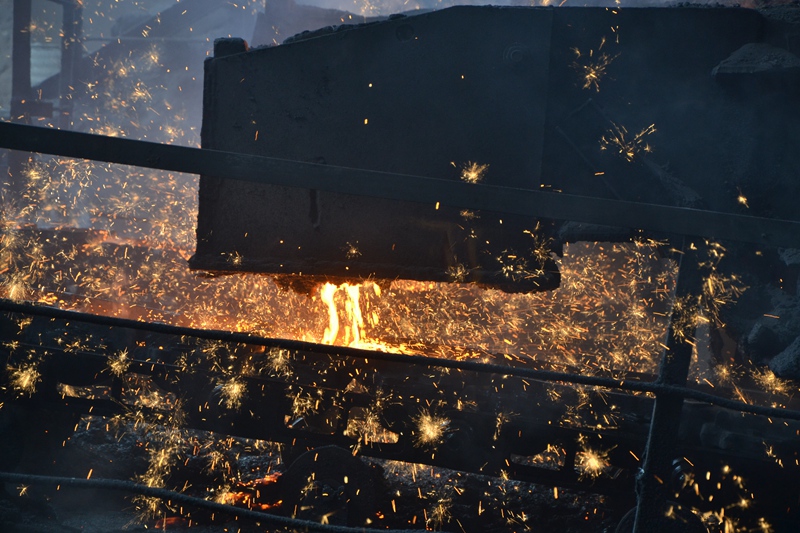 赫章蜀汉金属制品有限公司生铁冶炼生产线铁花飞扬 刘虹艳 摄