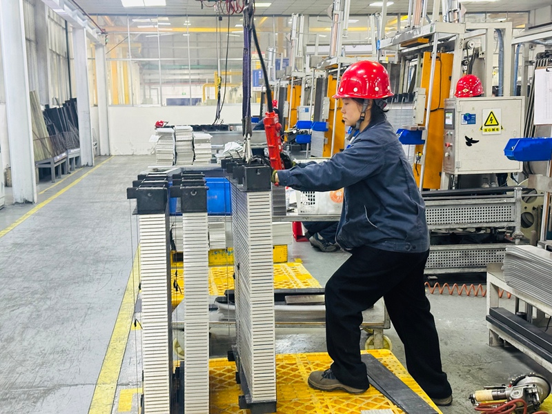 工人们正熟练地操作,有序生产 (1)