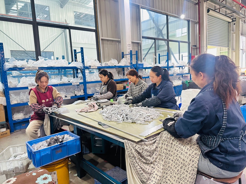 工人们正熟练地操作,有序生产 (2)