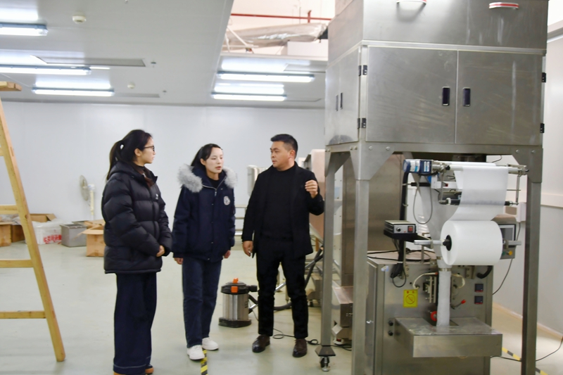 到余慶供銷電子商務有限公司的茶業加工車間實地調研.jpg