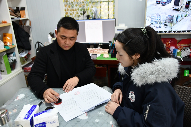 與余慶供銷電子商務有限公司吳總簽訂合作協議.jpg