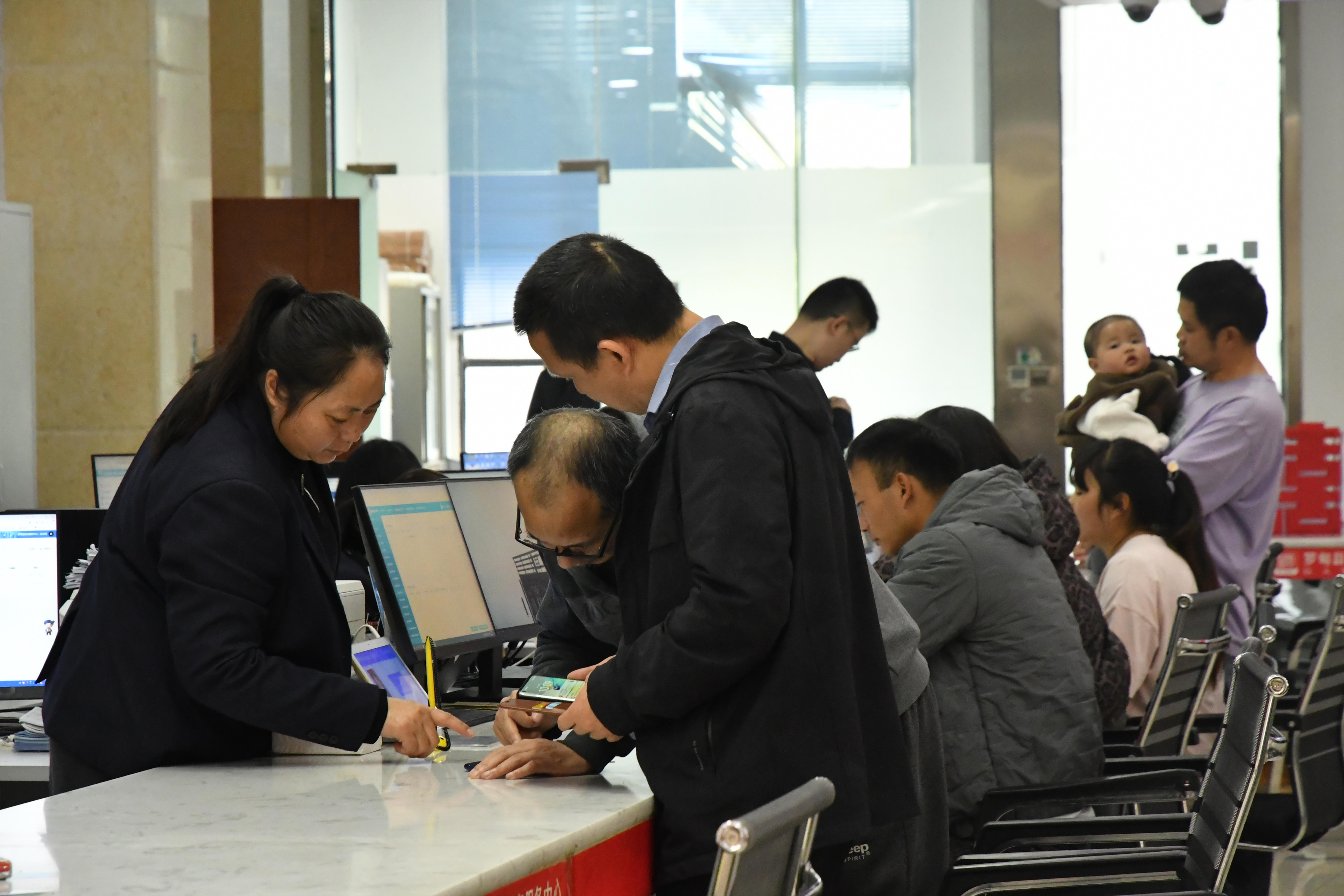 工作人員在為群眾辦理業務