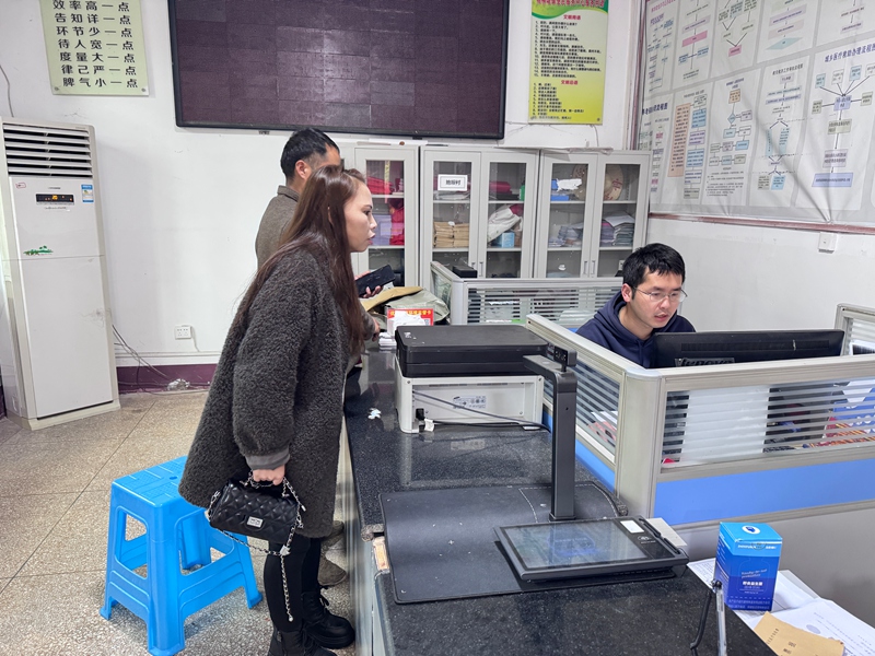 图为施秉县杨柳塘镇陆续同在为群众登记和解答群众疑惑 (1)