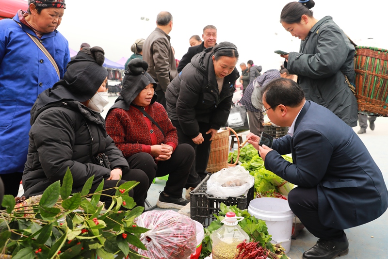 邮政助农主播杨志忠正在开展直播 (5)