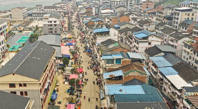 跨越山海的年味與牽挂&nbsp&nbsp年味濃，筆者踏上了“尋味”之旅。柳川集鎮是貴州黔東南州劍河老縣城所在地，更是周邊南寨、久仰、觀麼等鄉鎮群眾的“年貨聚集地”。筆者特意挑選了趕集日前往，車剛駛入集鎮，集市上人聲鼎沸，臘肉、香腸、稻花魚干、朝天椒等特產擺滿了攤位，透著濃濃的煙火氣。……【詳細】