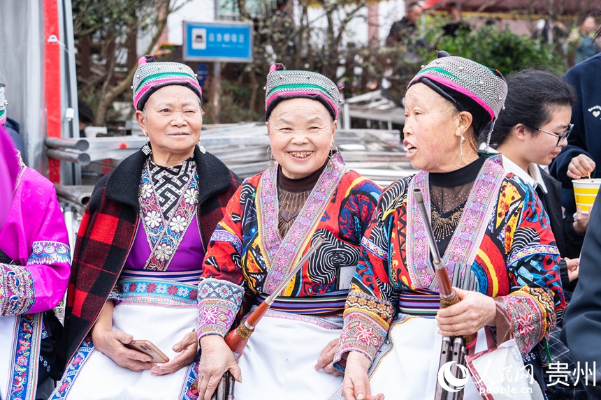 苗族同胞喜笑顏開。人民網 陽茜攝