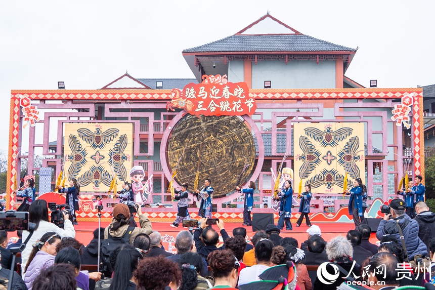 跳花節現場熱鬧非凡。人民網 陽茜攝