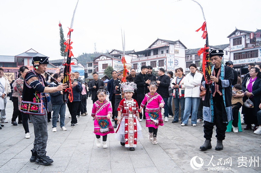 跳花節現場熱鬧非凡。人民網 陽茜攝