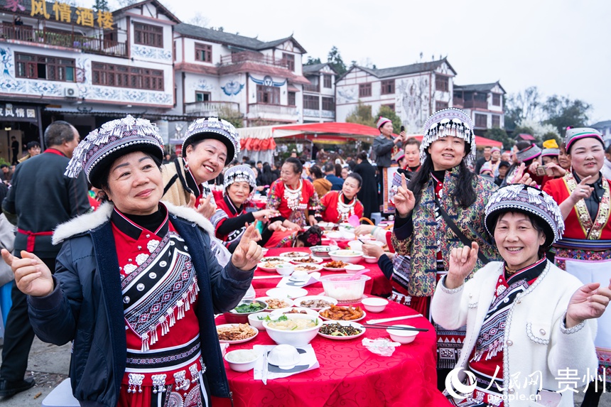苗族同胞與游客共享長桌宴。人民網 陽茜攝