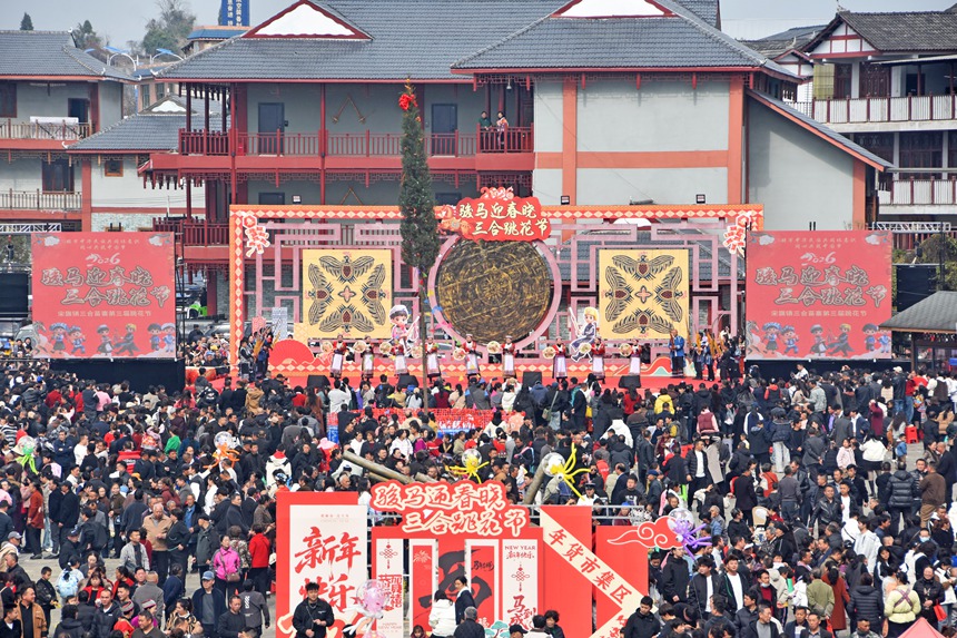 跳花節現場熱鬧非凡。安順經開區融媒體中心供圖
