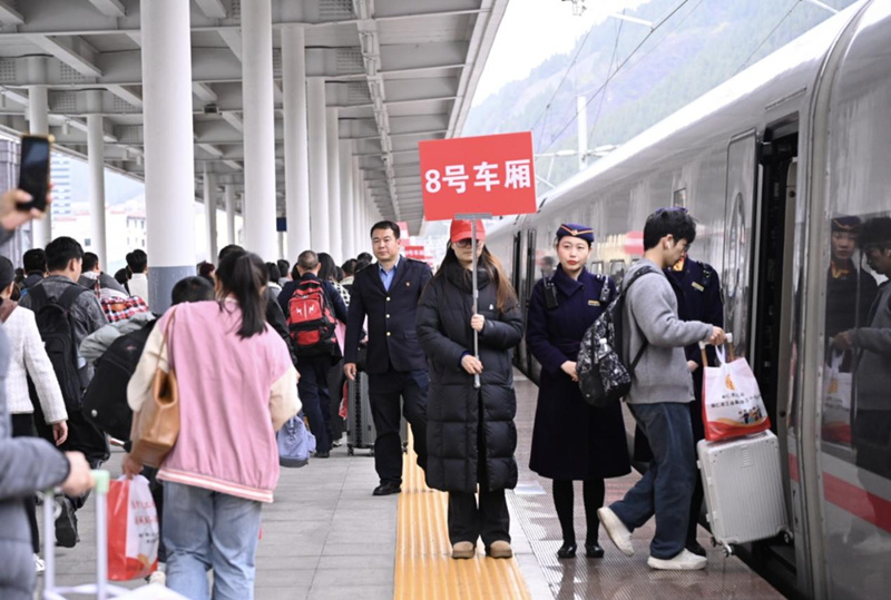 免費返崗專列暖心出發 千余名務工人員奔赴廣東復工。