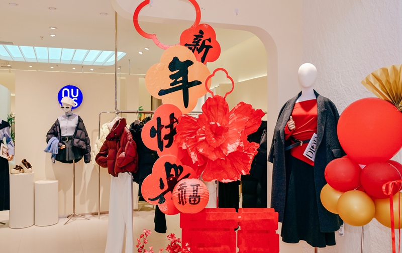 2、商场内，各店铺新春氛围浓厚。