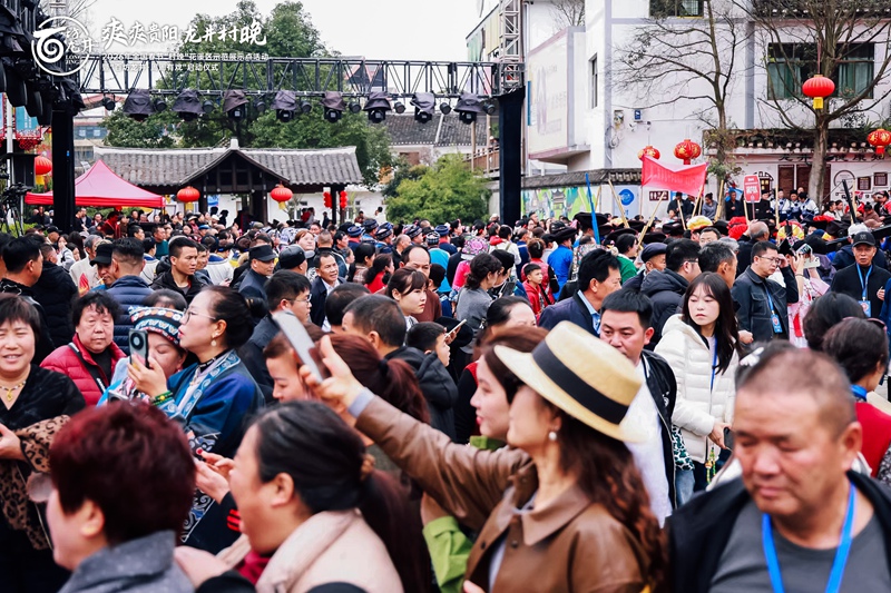 活動現場人流如織。花溪區委宣傳部供圖