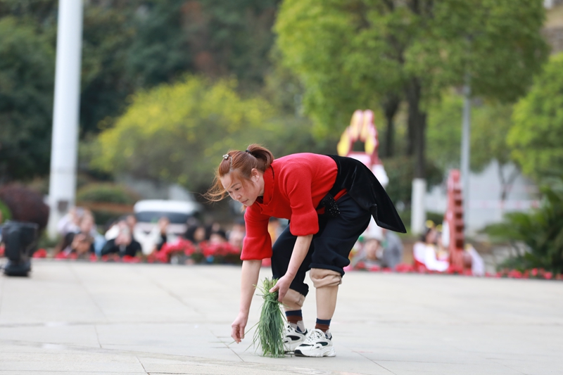 1 村民演示插秧